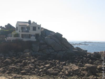 Maison dans les rochers